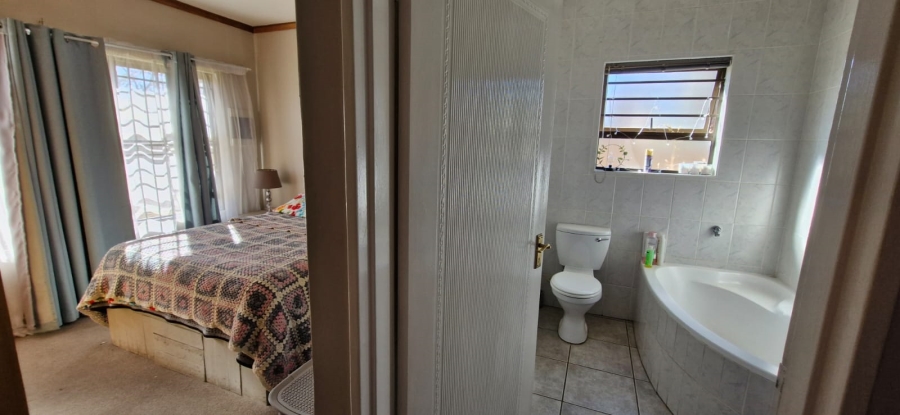 2 Bedroom Property for Sale in Langenhovenpark Free State